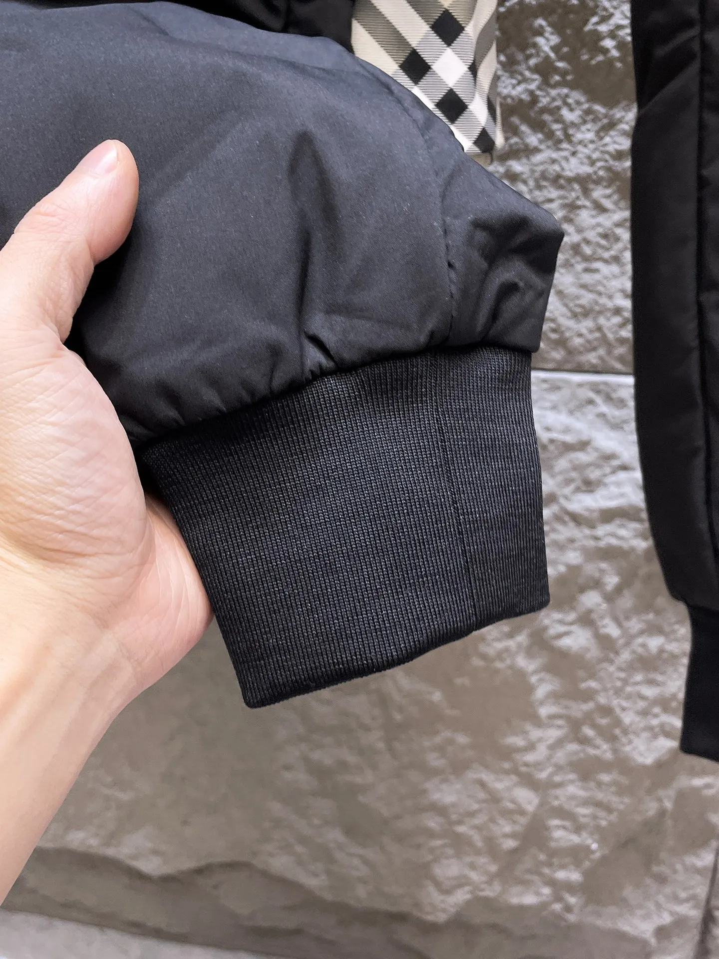 P490 Big Goose🇨🇦🌹25 new autumn and winter thickened warm down pants are here🔥Winter essential outdoor windproof, lockable and warm. Made of professional-grade outdoor windproof, waterproof and breathable fabric. Lining 90% white duck down filling. Lightweight design. Lightweight and warm. Seamless gluing process on the inside. Made of light and gall-free anti-drilling fabric to effectively prevent velvet running. Original hardware accessories. Classic logo matching. Simple and versatile, the upper body is stylish and not bloated. The style is the same for men and women! Size: M-3XL.